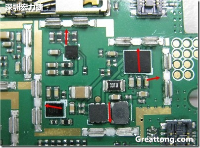 圖中顯示一塊電路板使用這種屏蔽夾(shielding clip)的實例?；旧衔覀冊趶澖堑牡胤蕉荚O計擺放了一個屏蔽夾，這樣可以讓作業(yè)員比較方便安裝屏蔽罩(shielding can)時的對位準確。然后在其他沒有屏蔽夾的地方也設計了一些接地的布線，一來可以稍微提升屏蔽罩的電磁隔絕能力，另一方面也可以為屏蔽夾無效時，馬上可以更改為屏蔽框，而無需要重新設計電路板。